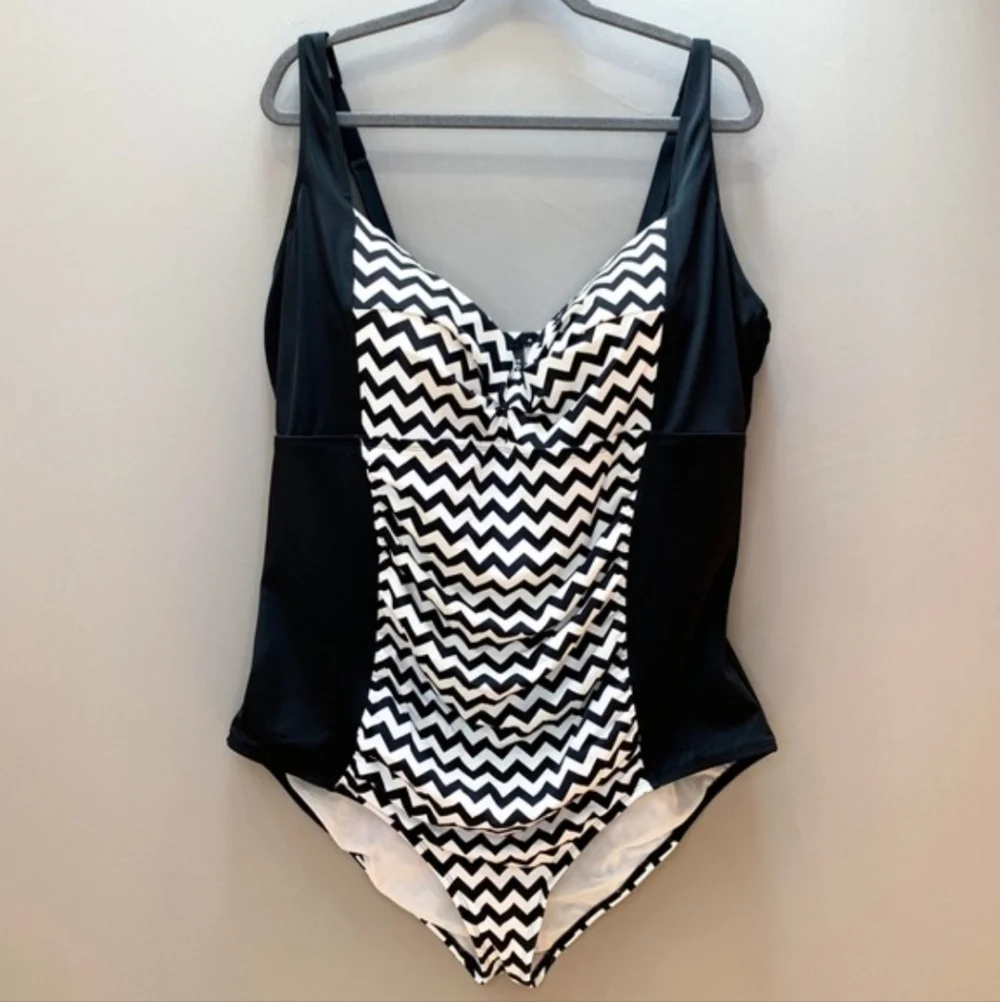 Torrid Size 4 Black & White Chevron One Piece Swimsuit | Plus Size 4X